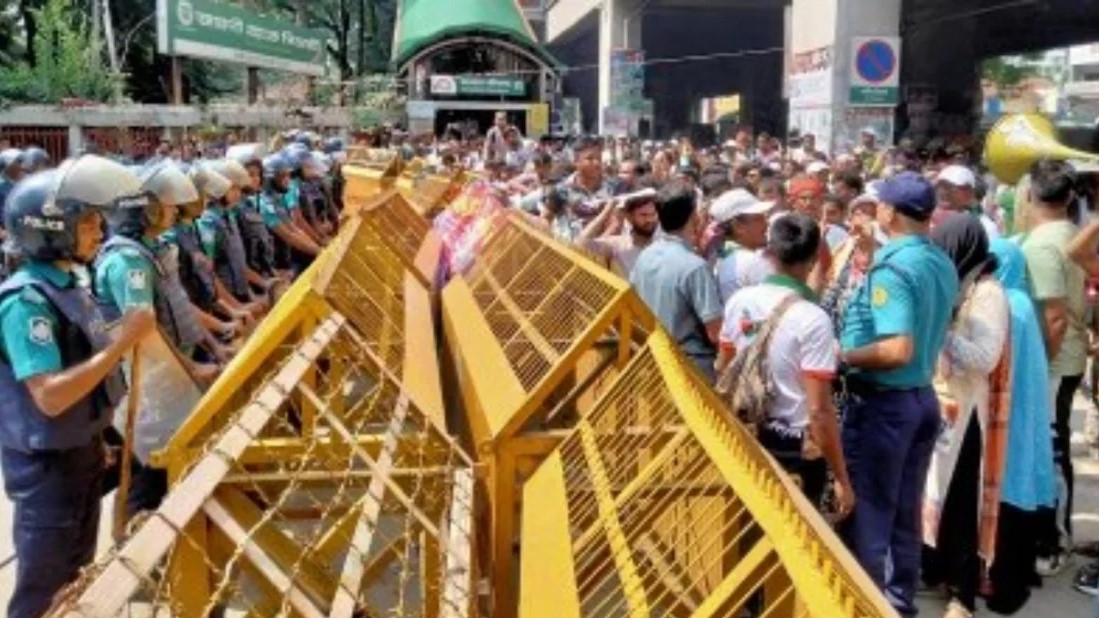 সচিবালয়ের সামনে মুখোমুখি অবস্থানে ‘আমরা জুলাই যোদ্ধা’-পুলিশ